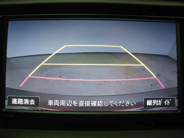 バックモニター付き。車両後方の映像がナビ画面に表示されるので、車庫入れが苦手な人も安心です。ただし、目視確認もお忘れなくお願いいたします。