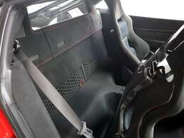 ◆アルカンターラ/3Dファブリックインテリア:Nero ◆カラードステッチ:Rosso ◆跳馬刺繍ヘッドレスト:Rosso