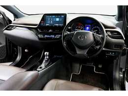 10系トヨタのC-HR、前期モデルが入荷しました。レギュラーで走行するHV車です。車両重量1440kg・JC08モード燃費は30.2km/L・直列4気筒エンジン・98馬力のお車です（※カタログ参照）。