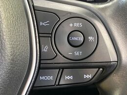 【レーダークルーズコントロール】高速道路での長距離走行が楽に！！自動で速度を保つクルーズコントロールが、衝突軽減システムと連携し、前方の車両を感知して車間を保つように速度調節してくれます！！