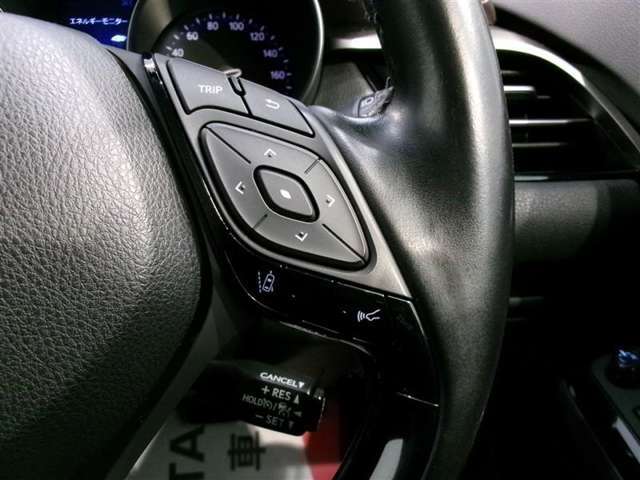 内気・外気の切り替えや走行距離・平均燃費などの表示切替がステアリングで操作できます。