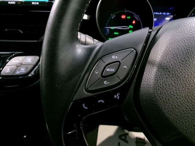 ステアリングにオーディオの操作機能が付いてますのでとっても便利！