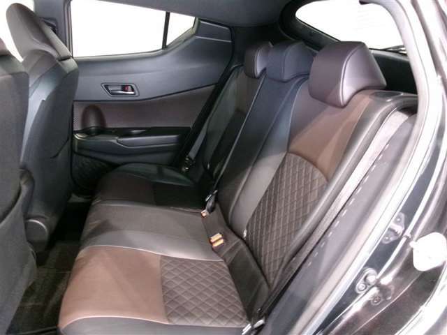 リヤシートも大きな汚れや擦れもなくきれいです。