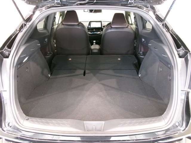 可倒式リアシートを倒せば更に広い空間を確保、長い・大きい荷物も収納OK！買い物にレジャーに大活躍です♪