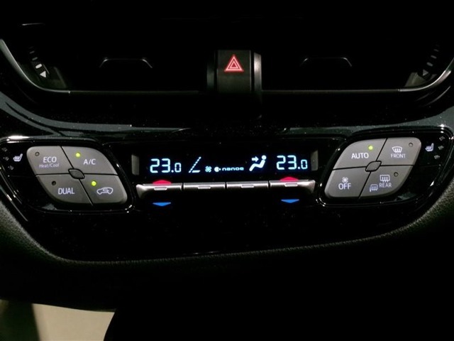 運転席と助手席で設定温度が変えられるオートエアコン付きです。