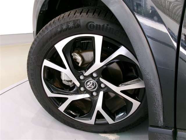 タイヤサイズは225-50R18純正アルミ付きです。