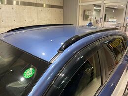 【ルーフレール】外観の魅力を引き立てるとともに、ウィンタースポーツや釣り、ロードバイク等で使う各種ギアを積むキャリア取り付けベースに！アクティブなカーライフを楽しむには必須の装備ですね！