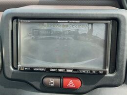 【バックカメラ】駐車時に後方がリアルタイム映像で確認できます。大型商業施設や立体駐車場での駐車時や、夜間のバック時に大活躍！運転スキルに関わらず、今や必須となった装備のひとつです！
