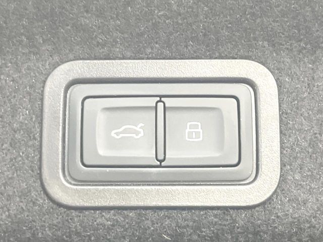 ●電動リアゲート：ワンタッチでリアゲートの開閉ができ、荷物などで両手が塞がっている状態でも簡単に開閉ができる便利機能です。