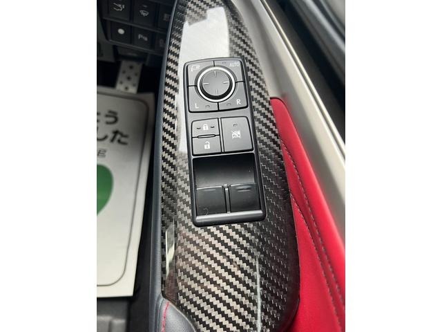 運転席スイッチのお写真となります。使用頻度が高い部分ですがボタン等の剥げもなく状態の良さがうかがえます。AUTOボタン点灯時にはリモコンキーロックアンロックに連動してドアミラーの格納も行われます！