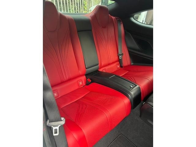 セカンドシートのお写真です。使用感が全くなく、新車同等の状態で保持されております。赤内装が室内のラグジュアリースポーツ感を演出する1台となります。