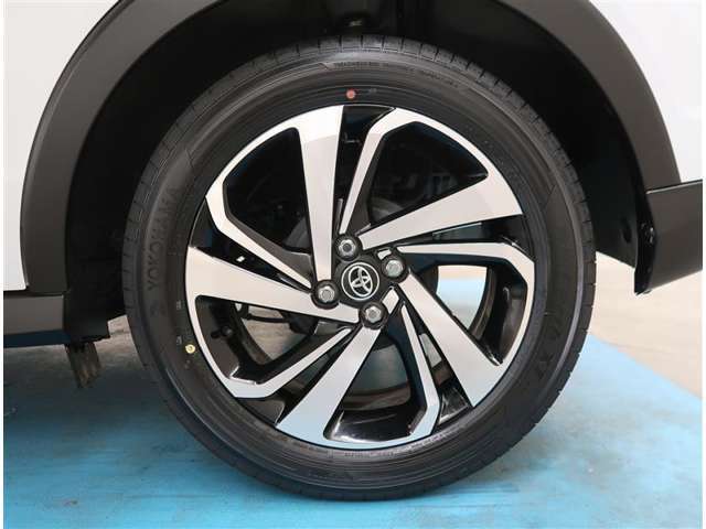 【タイヤ・ホイール】タイヤサイズ195/60R17の純正アルミホイールです。タイヤ溝は約8mmになります。