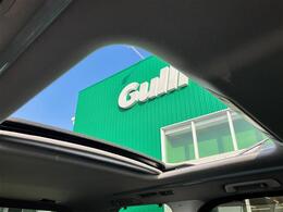 こちら天井周りの写真になります。特に目立つ汚れ等ありません。ご安心ください。天井が広いと圧迫感がなく、ストレスを感じず運転することができます。別途、室内クリーニングメニューもご用意しております。