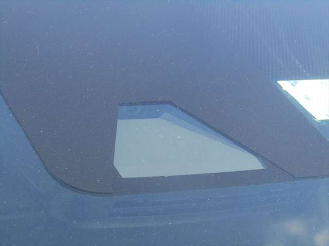 ☆衝突被害軽減ブレーキ装備なので、フロントカメラで前方車両を検知しドライバーに回避操作を促し、万が一の時は自動で緊急ブレーキが作動します！！