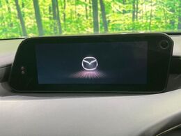 【8.8インチマツダコネクト】車内の雰囲気にマッチした大型のディスプレイ。スマホ接続でのナビ使用やBluetooth再生等、様々な機能が楽しめます。直感的なダイヤル操作が可能で、使い勝手も良好です。