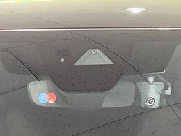 【i-ACTIVESENSE】走行中に前方の車両等を認識し、衝突しそうな時は警報とブレーキで衝突回避と被害軽減をアシスト。より安全にドライブをお楽しみいただけます。