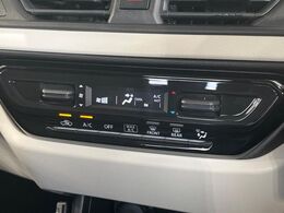 【オートエアコン】一度お好みの温度に設定すれば、車内の温度を検知し風量や温度を自動で調整。暑い…寒い…と何度もスイッチ操作をする必要はありません。快適な車内空間には必須の機能ですね♪