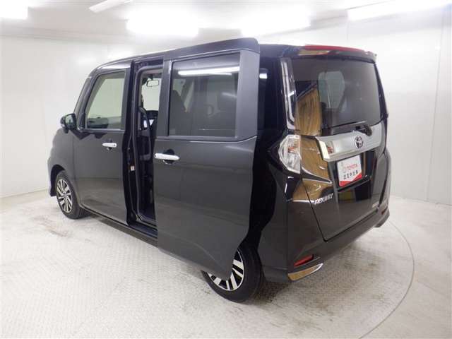 両側パワースライドドア付きだから、狭い駐車スペースなどでの 乗り降りラクラク！小さなお子さまのいるご家庭には嬉しい装備。