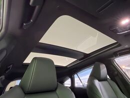 【調光パノラマルーフ】車内の解放感が一気に上がる大型パノラマルーフに調光機能がプラス！日差しが強い時、シェードを閉めなくてもガラスの透明度を調整することで心地よい明るさに♪
