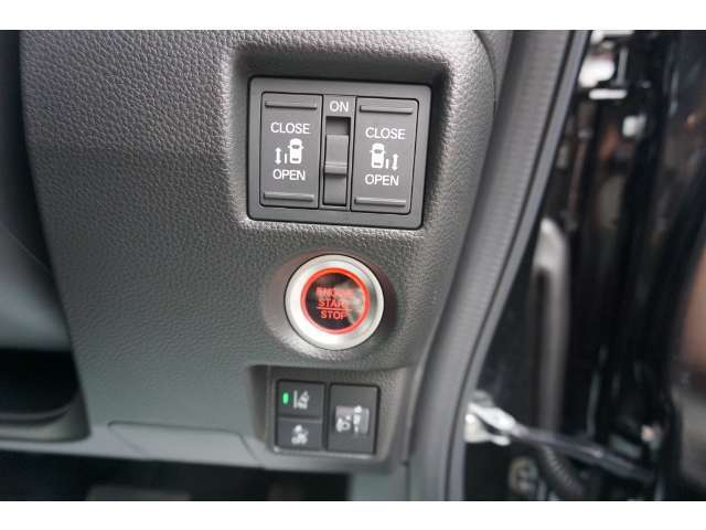 両側電動スライドドア付。通常のドアに比べて、車のボディーに対し平行に開閉し、開けてもスペースを取りません。出入り口が大きいドアはお子様のいるご家庭はもちろん、混んだ駐車場でも大活躍です！