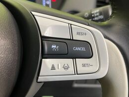 【アダプティブクルーズコントロール】高速道路での長距離走行が楽に！！自動で速度を保つクルーズコントロールが、衝突軽減システムと連携し、前方の車両を感知して車間を保つように速度調節してくれます！！