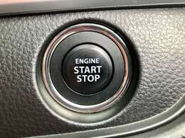 カバンやポケットに入れたままでもドアの施錠・解錠が可能なスマートキーを装備。エンジンのオン・オフ時もカギを取り出す必要が無いからとっても便利です！