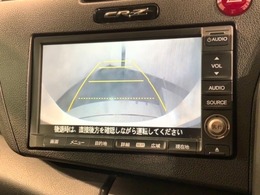 リバースギアに入れるだけで後方の表示へ切り替わります。夜間や雨の日の駐車も楽になりますよ。