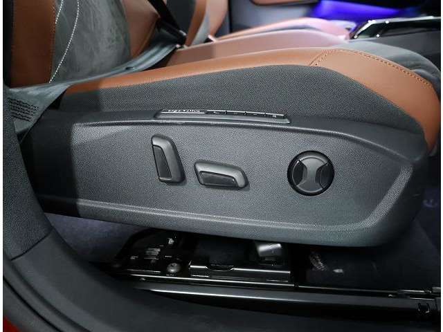 パワーシート（運転席助手席前後高さ角度リクライニング、運転席助手席メモリー付）