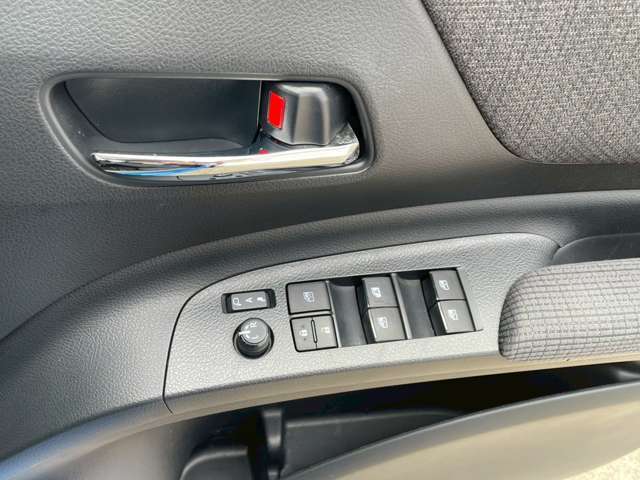 運転席＆助手席＆後部座席の窓がワンタッチで開閉出来る。開け閉めがラクラク♪