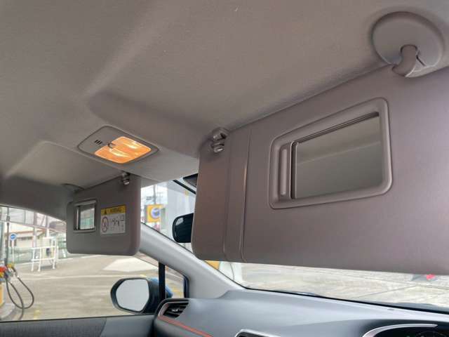 運転席/助手席両方に鏡がついてるのは、便利です。