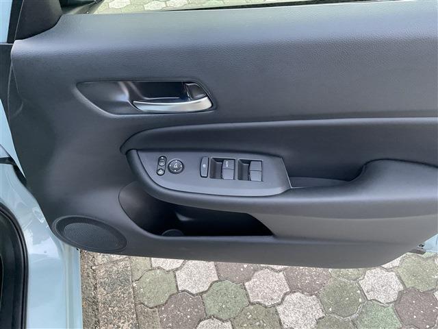 パワーウィンド付き！ボタン一つで窓の開閉が可能です。