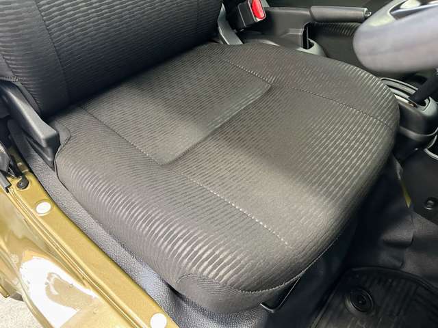 運転席座面。非常にきれいです。