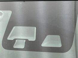 【エマージェンシーブレーキ】走行中に前方の車両等を認識し、衝突しそうな時は警報とブレーキで衝突回避と被害軽減をアシスト。より安全にドライブをお楽しみいただけます。