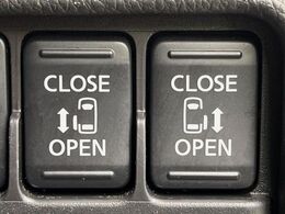 【両側スライドドア】駐車場で隣の車との間隔が狭く乗りにくい時、スライドドアなら安心！ドアオープン時も幅を取らず、開口部が広いので乗り降りがとっても簡単です。大きな荷物の出し入れも後席から可能♪