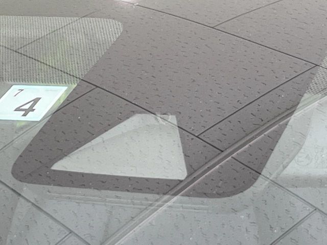【トヨタセーフティセンス】走行中に前方の車両等を認識し、衝突しそうな時は警報とブレーキで衝突回避と被害軽減をアシスト。より安全にドライブをお楽しみいただけます。