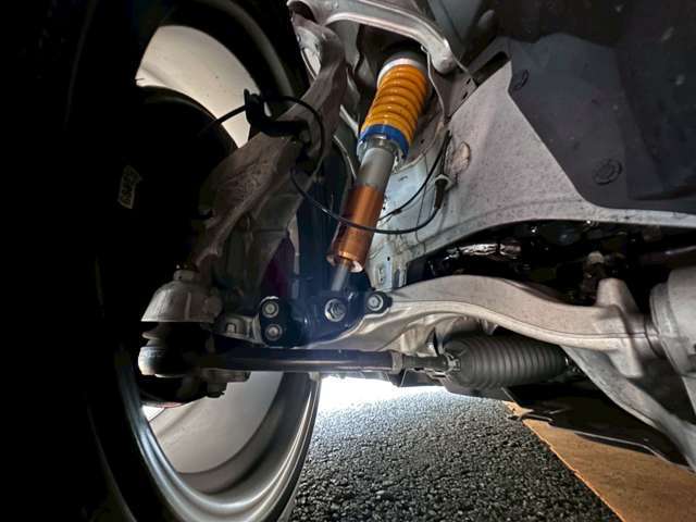 足元はNISMOスポーツオーリンズ社製車高調整KIT装着。