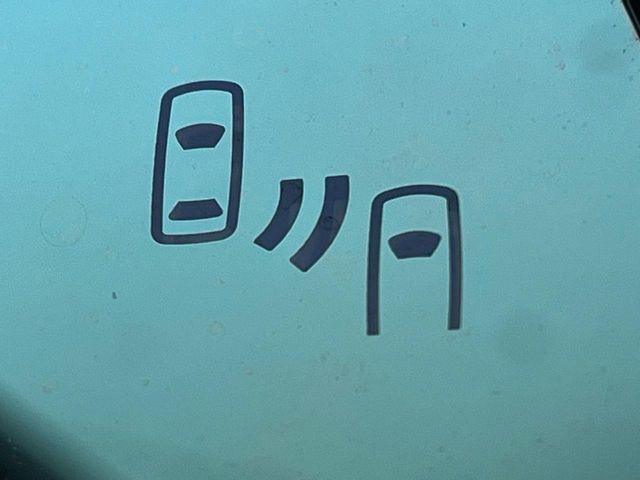 【ブラインドスポットモニター】走行中、ドアミラーの死角になりやすい箇所に後続車が接近するとサイドミラーのレンズに警告を表示！ドライバーに注意喚起をしてくれます。