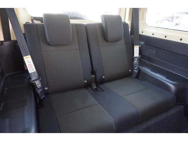 ご納車前に、ディーラーにて法定点検（12ヶ月点検）を実施。エンジンオイル、オイルフィルター、ワイパーゴム新品交換。その他消耗品の交換を実施。新車保証期間が残っている車は、新車保証継承をさせて頂きます。