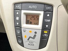 【オートエアコン】一度お好みの温度に設定すれば、車内の温度を検知し風量や温度を自動で調整。暑い…寒い…と何度もスイッチ操作をする必要はありません。快適な車内空間には必須の機能ですね♪