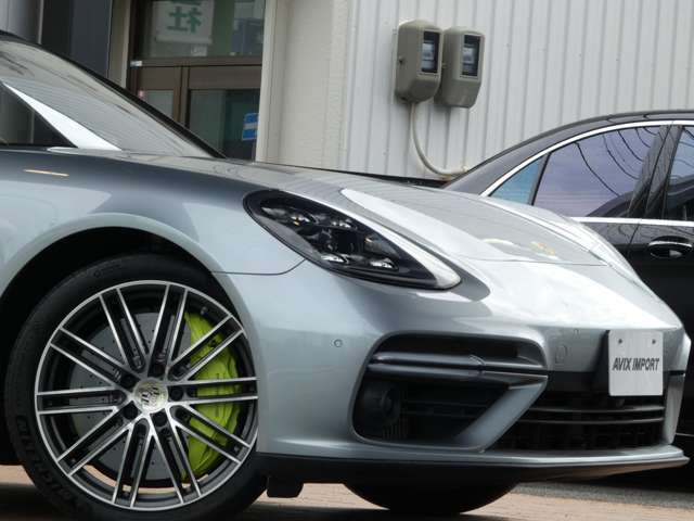 運転操作をサポートするアダプティブクルーズコントロール＆サラウンドビューカメラ付パークアシストシステム等豪華装備満載！！　ドライビングプレジャーを掻き立てるスポーツクロノパッケージに