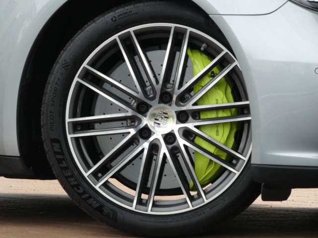 4.0L V型8気筒ツインターボエンジン＆4WDシステム＆PASM付アダプティブエアサスペンションが相まって言葉に尽くせないドライビングの醍醐味を堪能することができます！！