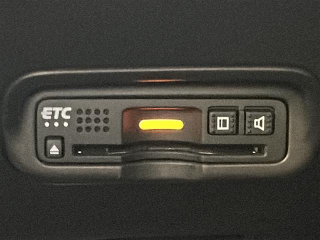【ビルトインETC】スッキリ収納型、車のデザインと一体となった埋込み型タイプです。 配線も見えず、隙間も無いので運転席周りが洗練された空間になっています！