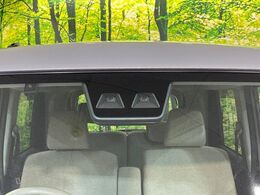 【スマートアシスト】走行中に前方の車両等を認識し、衝突しそうな時は警報とブレーキで衝突回避と被害軽減をアシスト。より安全にドライブをお楽しみいただけます。