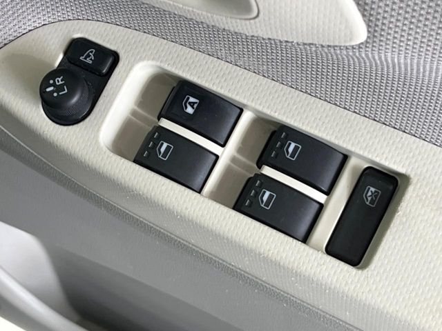 【電動格納ミラー】サイドミラーは電動格納式となっており、狭い駐車場でもキズがつくリスクを抑えられます。