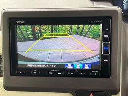 【バックカメラ】駐車時に後方がリアルタイム映像で確認できます。大型商業施設や立体駐車場での駐車時や、夜間のバック時に大活躍！運転スキルに関わらず、今や必須となった装備のひとつです！