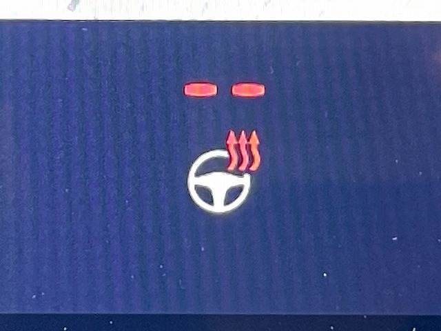 【ステアリングヒーター】を搭載しております。冬にとても心強いアイテムの一つです。
