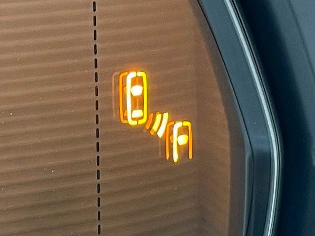 【ブラインドスポットモニター】車線変更時に後方から近づくお車をアラートしてくれます。
