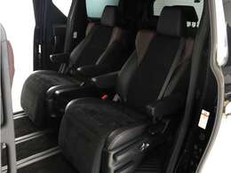 【ハーフレザー×オットマン付きセカンドシート】ロングスライドシートとオットマン機能により足を楽々伸ばす事が可能です！また、ひじ掛けもありますので、快適なドライブをお楽しみいただけます！