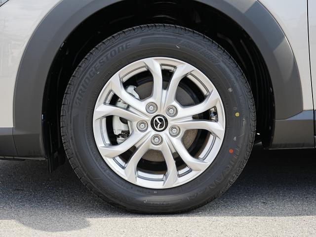 実際の大きさよりも大きく見えるよう、彫刻的なデザインを採用した16インチアルミホイールです。