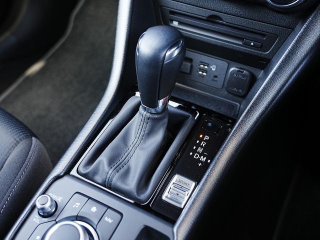 ロックアップ領域を拡大し、よりスムーズでダイレクトなドライビングフィールを実現したスカイアクティブドライブを搭載しています。